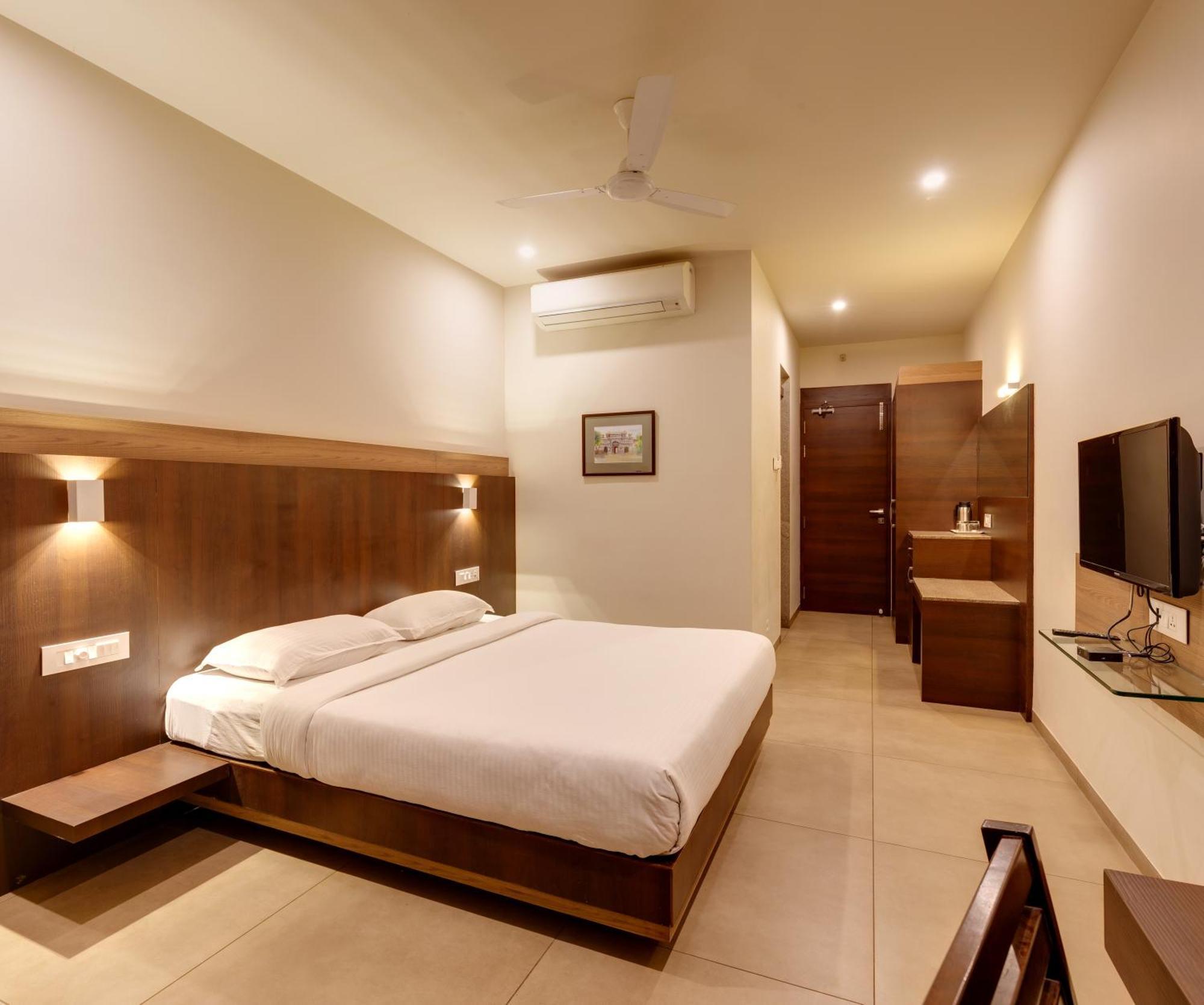 Hotel Classic Mid Town, Colhapur Exterior foto