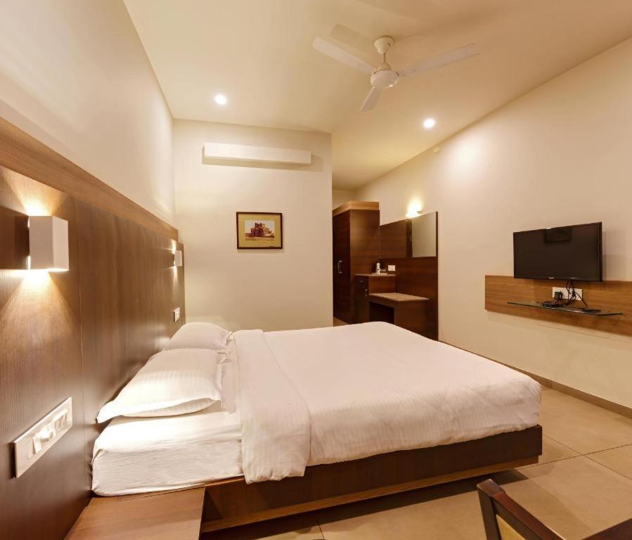 Hotel Classic Mid Town, Colhapur Exterior foto